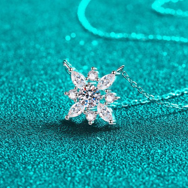 AZ866-X Fashion Trendy Luxury Classic Moissanite Diamond-set Eye Snow Flower Necklace Women s925 Silver Party Jewelry Gift - Image 4
