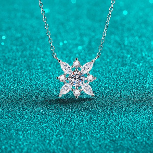 AZ866-X Fashion Trendy Luxury Classic Moissanite Diamond-set Eye Snow Flower Necklace Women s925 Silver Party Jewelry Gift - Image 3