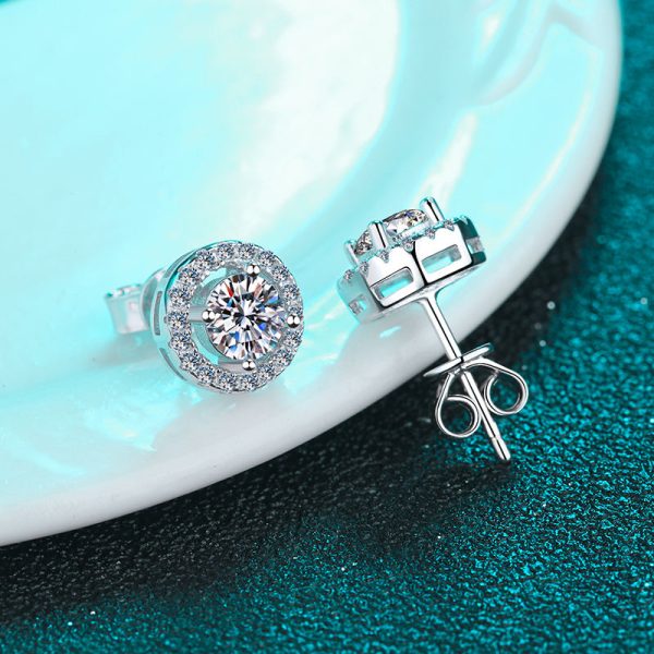 AZ212-E 1.0 ct Moissanite S925 Silver Stud Earrings for Women Plated Pt950 Hollow Round Pattern Ear Studs Lover's Gift Jewelry Wholesale - Image 3