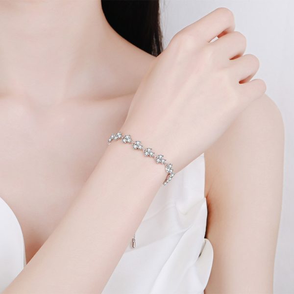 AZ634-S Fashion Luxury Classic Adjustable 4.2Ct Moissanite Lucky Clover Flower Bracelet For Women 925 Silver Party Jewelry - Image 2